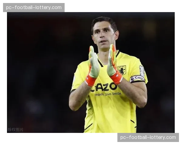 “特写镜头:阿斯顿维拉球员在人墙中精心布置的“拆墙”跑位” “特写镜头:阿斯顿维拉球员在人墙中精心布置的“拆墙”跑位”