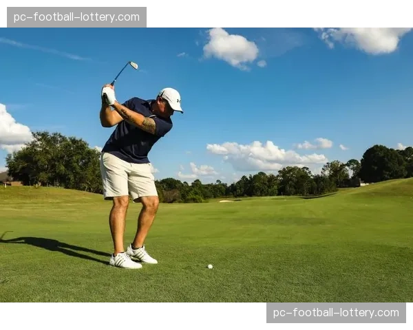 LIV高尔夫迈阿密站次轮：华金·涅曼轰出62杆单独领跑